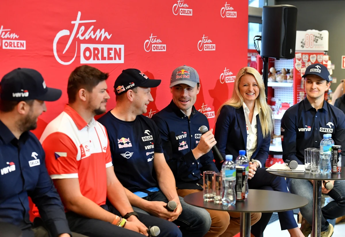 Zawodnicy ORLEN Team mają za sobą tysiące kilometrów na nowych trasach Rajdu Dakar w Arabii Saudyjskiej. Kuba Przygoński po pechowym początku, w drugiej części rywalizacji udowodnił, że należy do światowej czołówki. Martin Prokop zajął 12. miejsce. Swoje najlepsze starty w Dakarze zaliczyli Maciej Giemza, który był 17. oraz 5. wśród quadowców Kamil Wiśniewski.