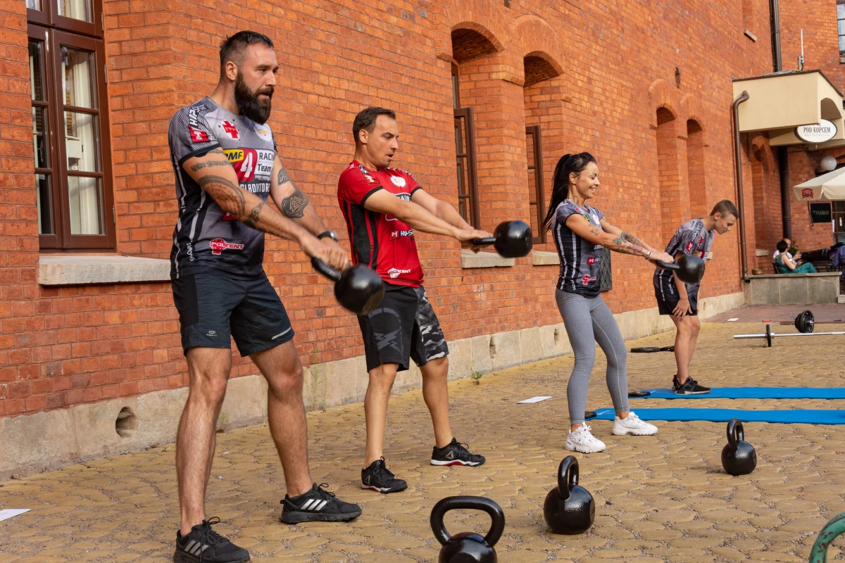 ​Dlaczego postanowienia noworoczne można włożyć między bajki? Sprawdź, jak znaleźć dla nich sensowną alternatywę! Jak co roku czas hucznie ogłaszanych noworocznych postanowień przemija. Chociaż przemija raczej w ciszy, bo przykra prawda jest taka, że w większości przypadków nasze plany z początku roku często okazują się być niewypałami. Jak więc formułować postanowienia, aby były wdrażane w życie z większą skutecznością?