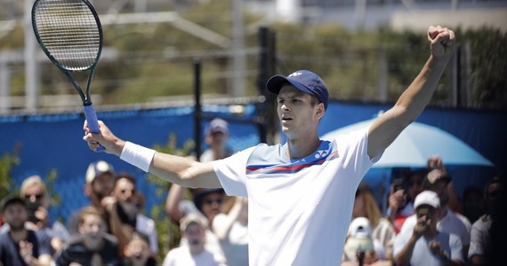 Rozstawiony z numerem 31. Hubert Hurkacz nie bez kłopotów awansował do drugiej rundy wielkoszlemowego Australian Open. Tenisista z Wrocławia pokonał w Melbourne austriackiego kwalifikanta Dennisa Novaka 6:7 (4-7), 1:6, 6:2, 6:3, 6:4.