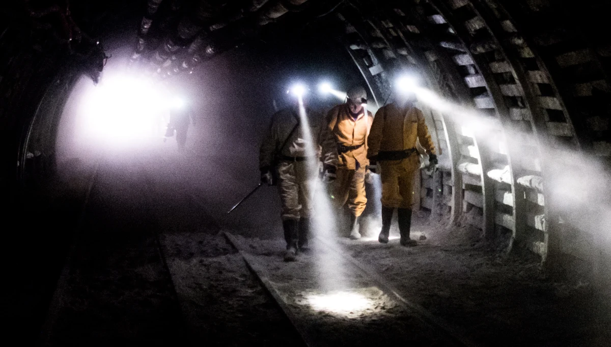 Gorąca atmosfera w kopalni Pokój w Rudzie Śląskiej. Od porankau, przed każdym zjazdem górników pod ziemię, organizowane są masówki. I tak będzie przez cały dzień - aż do północy. Zdaniem organizujących masówki związków zawodowych - przyszłość kopalni stanęła pod znakiem zapytania.