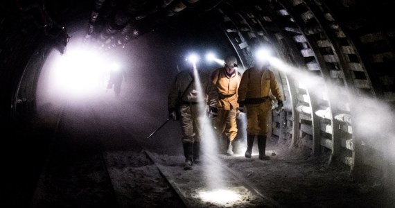 Gorąca atmosfera w kopalni Pokój w Rudzie Śląskiej. Od porankau, przed każdym zjazdem górników pod ziemię, organizowane są masówki. I tak będzie przez cały dzień - aż do północy. Zdaniem organizujących masówki związków zawodowych - przyszłość kopalni stanęła pod znakiem zapytania.