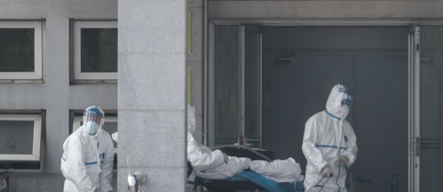 Czwarta osoba w Chinach zmarła z powodu nowego wirusa – epidemia wybuchła tuż przed końcem roku w miejscowości Wuhan. Krajowa komisja zdrowia w Pekinie potwierdziła wczoraj, że nowy groźny koronawirus przenosi się z człowieka na człowieka. Chińczycy poinformowali, że zaraził się personel medyczny.