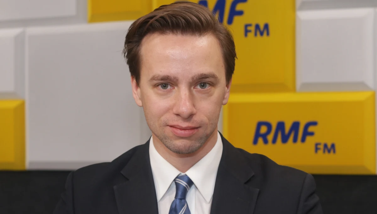 „(Janusz Korwin-Mikke) mnie nie atakuje, to nieprawda. Napisał na Facebooku, że jestem najlepszym kandydatem” – tak o atmosferze w Konfederacji mówił kandydat tego ugrupowania na prezydenta Krzysztof Bosak. „Każdy polityk w swojej karierze ma taki moment, że może cieszyć się tym, że ludzie ukształtowani przez niego ideowo zastępują go” – powiedział wiceprzewodniczący koła poselskiego Konfederacji w Porannej rozmowie w RMF FM. „Jeśli chodzi o Janusza Korwin-Mikkego to należy docenić wspaniałomyślność tego polityka, na jaką nie zdobył się żaden lider partyjny w III RP, a mianowicie stanął do prawyborów z trzema  młodszymi kolegami partyjnymi i co więcej, pozwolił im zdobywać lepsze wyniki niż on sam” – ocenił Bosak. Dodał także, że wszyscy uczestnicy prawyborów w Konfederacji zawarli „dżentelmeńską umowę”, że będą popierali zwycięzcę.