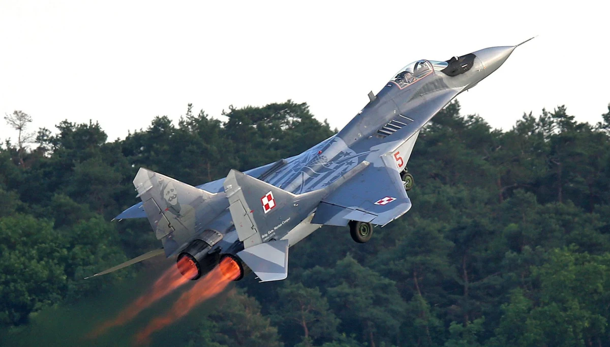 ​Groźny incydent z udziałem myśliwca MiG-29. Podczas lotu maszyna zgubiła 20-kilogramowy spadochron hamujący. Sprawę bada wojskowa komisja - informuje portal Onet.pl.
