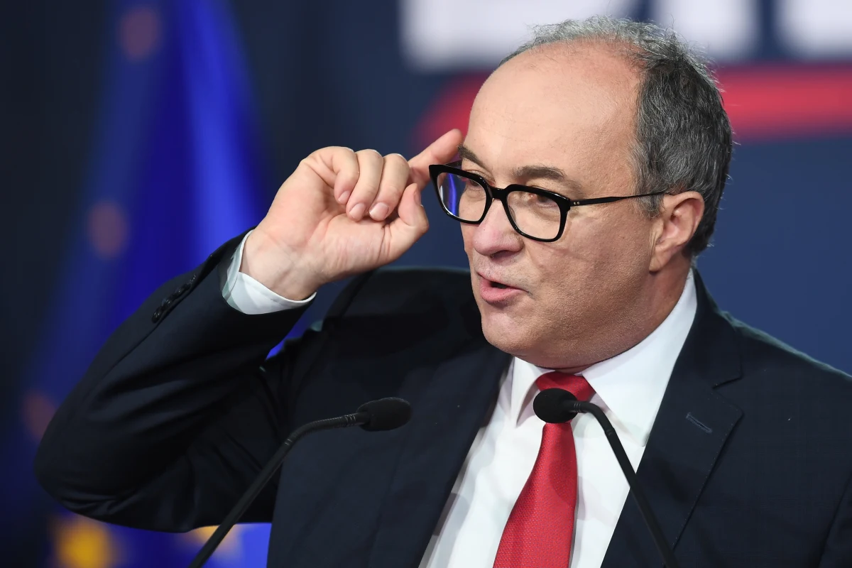 "Z głębokim niesmakiem słuchaliśmy – jako ekipa lewicowa – słów pana prezydenta Andrzeja Dudy wpuszczającego górników na sędziów" – powiedział w Sosnowcu szef Sojuszu Lewicy Demokratycznej Włodzimierz Czarzasty. "Jeżeli to ma się zakończyć tym, panie prezydencie, że pan myśli, że górnicy wezmą pały w ręce i przyjadą i zrobią w Warszawie porządek z sędziami, to uprzejmie pana informuję: nie wie pan, w jakiej Polsce pan żyje" – dodał. 