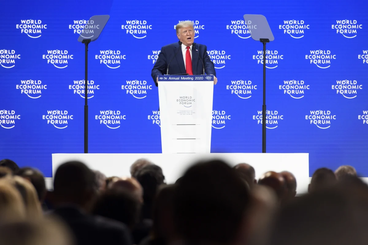Prezydent USA Donald Trump wykorzystał rozpoczęcie we wtorek Światowego Forum Gospodarczego na wychwalanie sukcesów gospodarczych swego kraju. W Davos przemawiał w dniu, w którym Senacie w Waszyngtonie rozpoczynają się wysłuchania w procesie ws. impeachmentu.