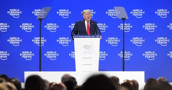 Prezydent USA Donald Trump wykorzystał rozpoczęcie we wtorek Światowego Forum Gospodarczego na wychwalanie sukcesów gospodarczych swego kraju. W Davos przemawiał w dniu, w którym Senacie w Waszyngtonie rozpoczynają się wysłuchania w procesie ws. impeachmentu.