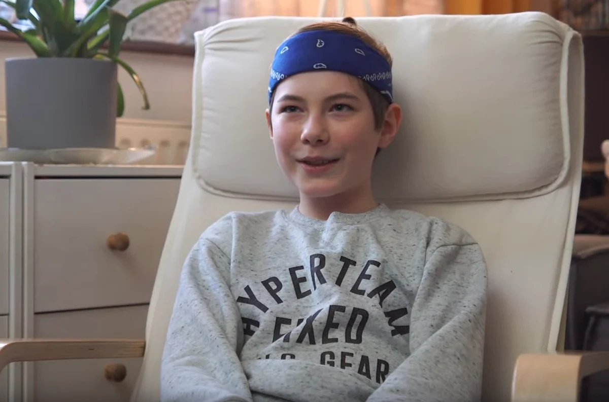 "To mocny wojownik i bardzo fajna persona" - mówi o 11-letnim Filipie Kaźmierczaku jego kolega Tymek. Znają się ze szkoły i z treningów karate. Trwający rok szkolny zaczynali razem w Szkole Podstawowej nr 11 w Pile. We wrześniu Filip wrócił do niej po wcześniejszej operacji i leczeniu. W lipcu zdiagnozowano u niego czaszkogardlaka. Guza usunięto w Centrum Zdrowia Dziecka w Warszawie, a w grudniu Filip z rodzicami pojechał na badanie kontrolne. Wtedy okazało się, że guz odrasta, a chłopaka czeka ponowna operacja i niezwykle droga terapia protonowa. 