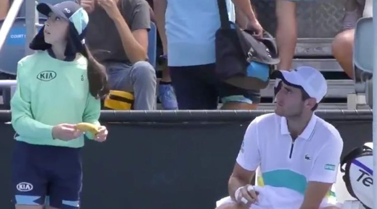 Na tenisistę Elliota Benchetrita posypały się gromy. Chodzi o incydent w trakcie meczu z Dmitrim Popko na Australian Open. W przerwie gracz zwrócił się do dziewczynki podającej piłki, żeby… obrała mu banana. Reakcja arbitra była natychmiastowa. "Ona nie jest twoją niewolnicą" – powiedział, zwracając się do tenisisty. Nagranie wyciekło do internetu i stało się hitem.