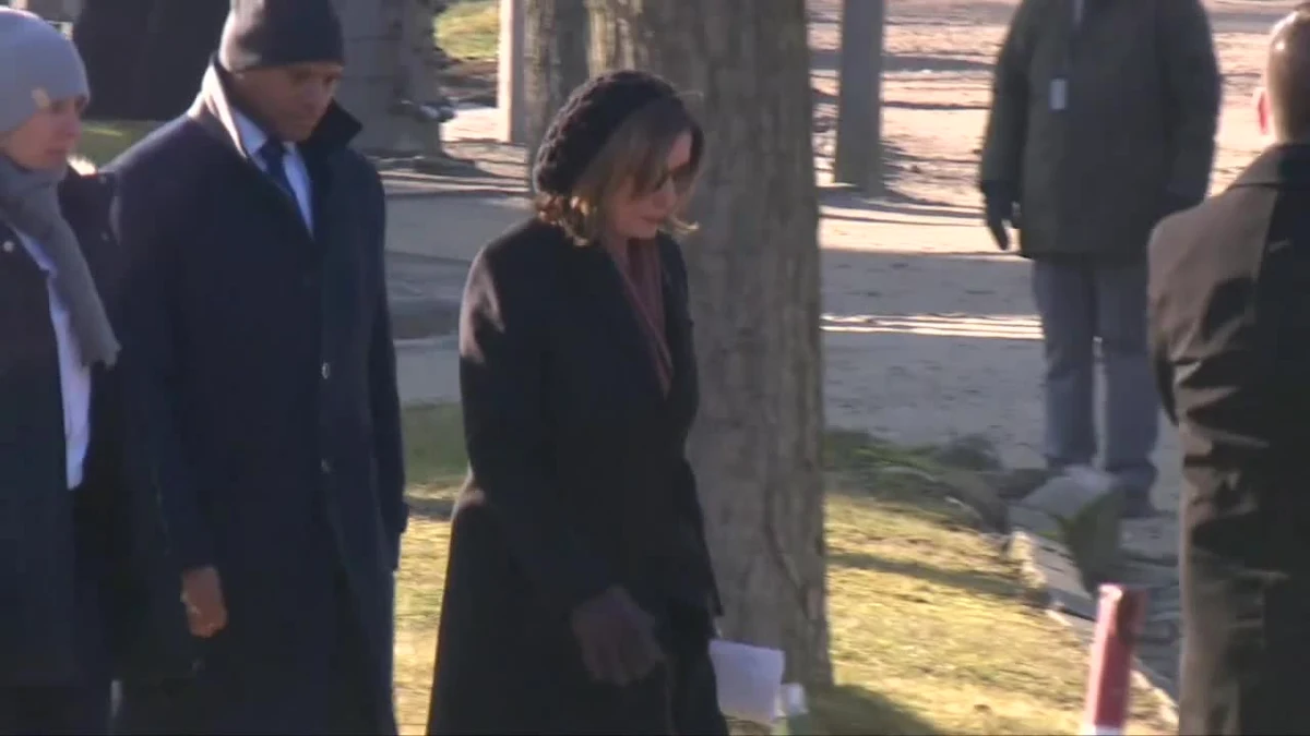 Przewodnicząca Izby Reprezentantów Stanów Zjednoczonych Nancy Pelosi zwiedziła były niemiecki obóz Auschwitz. Polityk, wspólnie z marszałkami Sejmu i Senatu, Elżbietą Witek i Tomaszem Grodzkim, oddała hołd ofiarom i złożyła wieńce przed Ścianą Straceń.