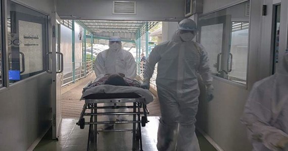Kolejne trzy osoby zarażone nowym typem koronowirusa, przypominającego SARS, zmarły w Chinach - podało ministerstwo zdrowia w Pekinie. Do 440 wzrosła też liczba zainfekowanych wirusem, który wywołuje zapalenie płuc. 