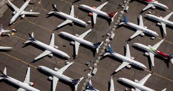 Amerykański koncern lotniczy Boeing przyznał we wtorek, że teraz liczy się z tym, że maszyny typu 737 Max pozostaną objęte zakazem lotów przynajmniej do połowy tego roku. Wcześniej informowały o tym stacja CNBC i agencja Bloomberg.
