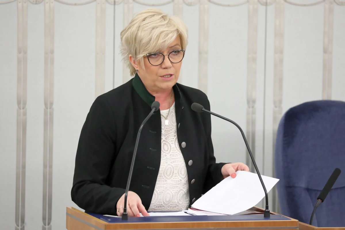 I prezes Sądu Najwyższego prof. Małgorzata Gersdorf, korzystając z "potrzeby chwili", "uzurpuje sobie kompetencje do kwestionowania legalności funkcjonowania różnych podmiotów Trybunału Konstytucyjnego, jego prezesa i sędziów" - oceniła w wywiadzie dla tygodnika "Gazeta Polska" prezes Trybunału Konstytucyjnego Julia Przyłębska. Stwierdziła również, że "w świetle obowiązujących przepisów Konstytucji umocowanie do sprawowania funkcji I Prezesa SN przez panią prof. Gersdorf nie jest bezdyskusyjne". "Ale na tym ten wątek zakończę" - dodała.