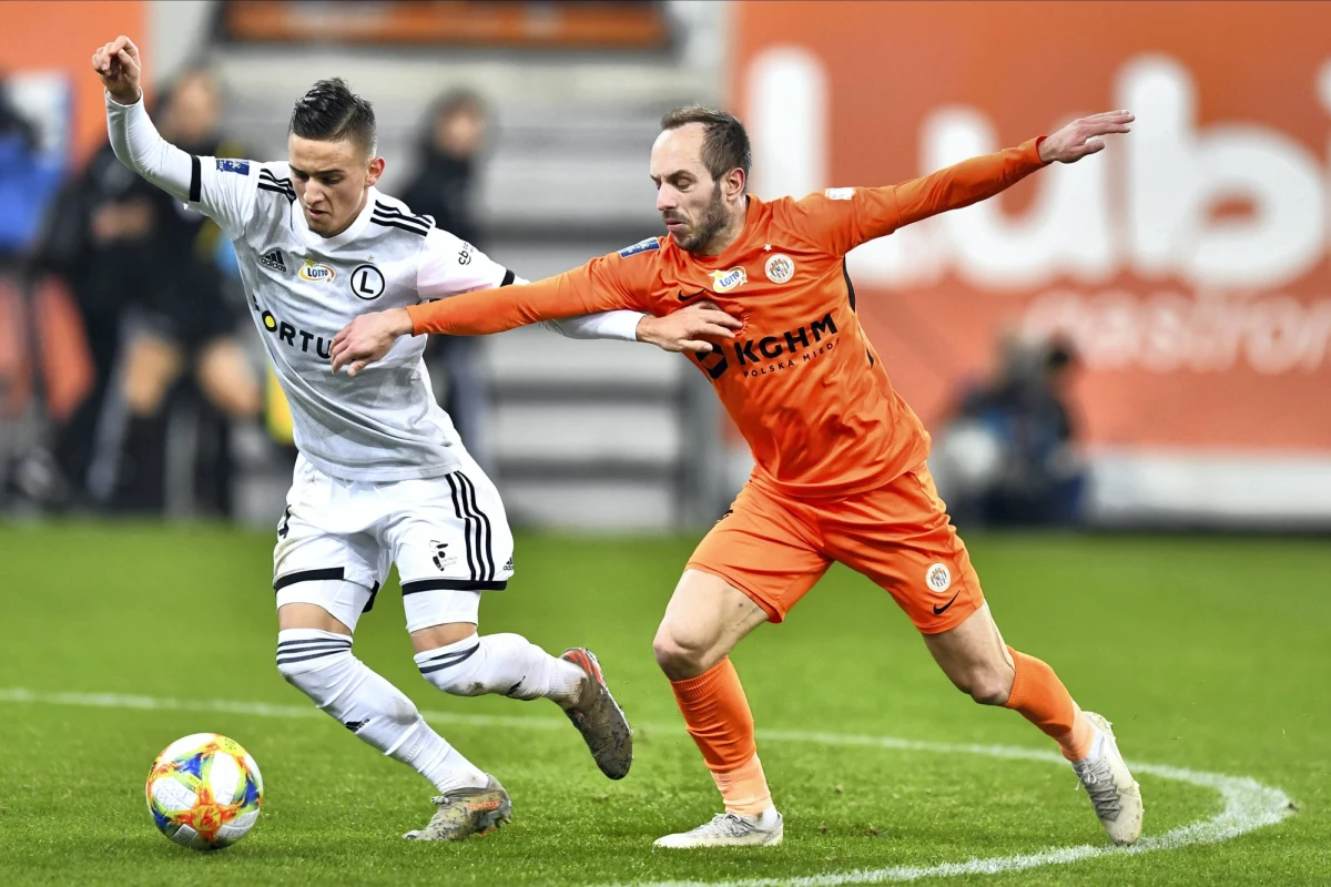 18 zamiast 16 drużyn, brak podziału na grupę mistrzowską i spadkową, trzy najgorsze zespoły spadają do 1. Ligi, trzy drużyny awansują do Ekstraklasy - Zbigniew Boniek zamierza doprowadzić do reformy rozgrywek w Polsce. Jako pierwszy poinformował o tym portal sport.pl. Dziś ma zebrać się zarząd PZPN-u, który będzie analizował proponowaną reformę ligi. My już teraz zebraliśmy komentarze w tej sprawie.
