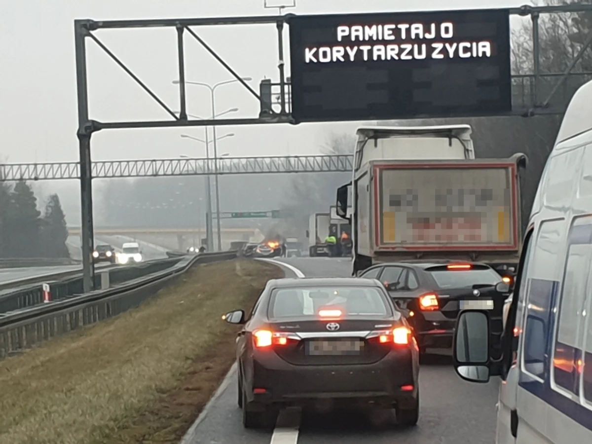Karambol na trasie S7 w okolicach zjazdu na świętokrzyską Wiśniówkę. Na pasach w stronę Warszawy na odcinku około 300 metrów wpadło na siebie 16 samochodów, w tym dwie ciężarówki. Ucierpiało 8 osób. Przyczyną karambolu - o którym powiadomili nas nasi Słuchacze dzwoniący na Gorącą Linię RMF FM - była najprawdopodobniej gołoledź.