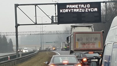 Potężny karambol na S7 koło Kielc: Wpadło na siebie 16 aut, są ranni