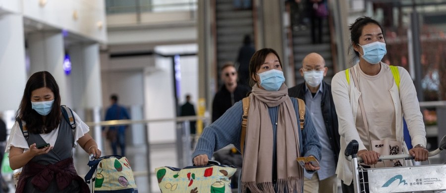 Największy port w Polsce Lotnisko Chopina jest przygotowane na ewentualne zagrożenia epidemiologiczne - zapewnił rzecznik portu Piotr Rudzki. Dodał, że służby monitorują sytuację w związku z koronawirusem, który pojawił się w Chinach. LOT, który lata do Pekinu, także monitoruje sytuację. Jak wynika z informacji pekińskiego ministerstwa zdrowia – śmiertelnych ofiar tego wirusa jest już 9, zakażonych pacjentów jest 440. 
