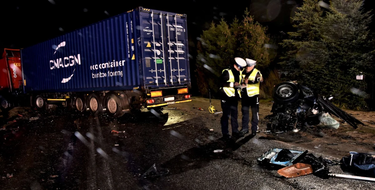 Policja i prokuratura wyjaśniają okoliczności tragicznego wypadku w Kaliszu na Pomorzu. W zderzeniu osobówki z ciężarówką zginęło tam trzech młodych mężczyzn. 