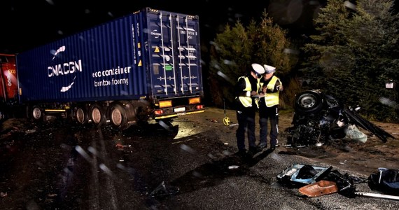 Policja i prokuratura wyjaśniają okoliczności tragicznego wypadku w Kaliszu na Pomorzu. W zderzeniu osobówki z ciężarówką zginęło tam trzech młodych mężczyzn. 