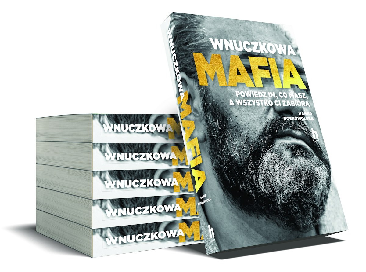 Gdy w Dniu Babci odkładałem na półkę książkę "Wnuczkowa mafia. Powiedz im, co masz, a wszystko zabiorą", czułem się nieswojo. Bo ileż to razy słyszałem w serwisach informacyjnych o kolejnych zatrzymaniach przestępców używających metody "na wnuczka"? Setki. Super, prawda? Dobrze dowiedzieć się o tym, że ktoś, kto okrada starszych ludzi, trafi za kratki. Odda pieniądze, przeprosi i zadośćuczyni. Sprawiedliwości po prostu stanie się zadość... I tu pojawia się problem. Problem w tym, że nic takiego nie ma miejsca. W swojej poruszającej książce udowadnia to Hanna Dobrowolska. Dziennikarka od lat zajmującą się tematyką bezwzględnego oszukiwania i okradania starszych osób zabiera czytelnika w podróż pełną bólu, poczucia wstydu, bezwzględności i bezradności.