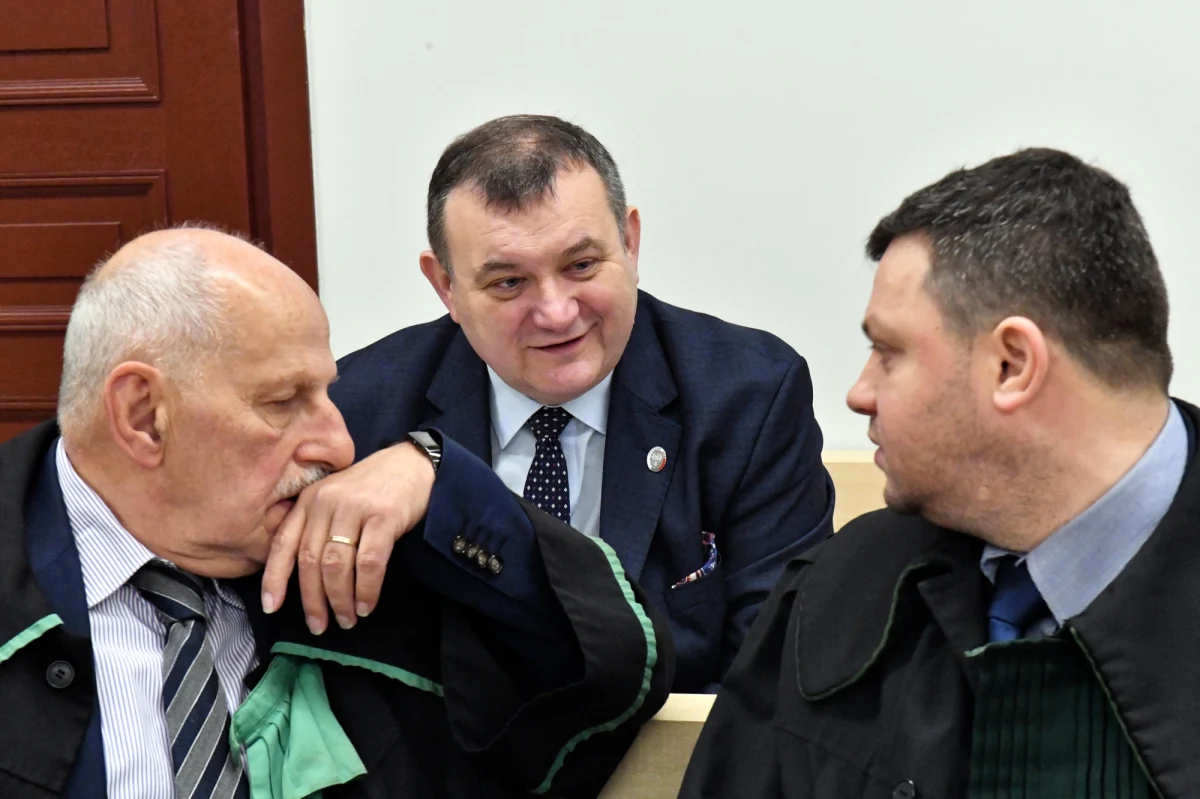 "Jestem osobą niewinną, trafiłem tutaj z powodów czysto politycznych" - oświadczył podczas rozprawy w Sądzie Okręgowym w Szczecinie Stanisław Gawłowski. Senator rozpoczął składanie wyjaśnień ws. tzw. afery melioracyjnej, w której prokuratura zarzuca mu m.in. łapówkarstwo. W trakcie rozprawy przytoczył m.in. słowa, jakie skierować miał do niego polityk PiS Czesław Hoc. Nawiązując do stawianego Gawłowskiemu zarzutu plagiatu w pracy doktorskiej, Hoc miał powiedzieć senatorowi: "Nam nie chodzi o żaden plagiat, my chcemy ciebie zamknąć".