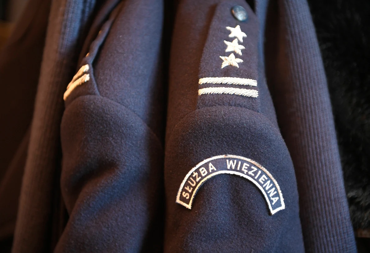 Biegły z zakresu ruchu drogowego zbada okoliczności wypadku z udziałem zastępcy dyrektora Służby Więziennej płk. Artura Dziadosza, do którego doszło w listopadzie ub. roku w Kozienicach (Mazowieckie). Potrącona przez niego na przejściu dla pieszych kobieta zmarła. Śledztwo w sprawie wypadku prowadzi Prokuratura Rejonowa w Kozienicach.