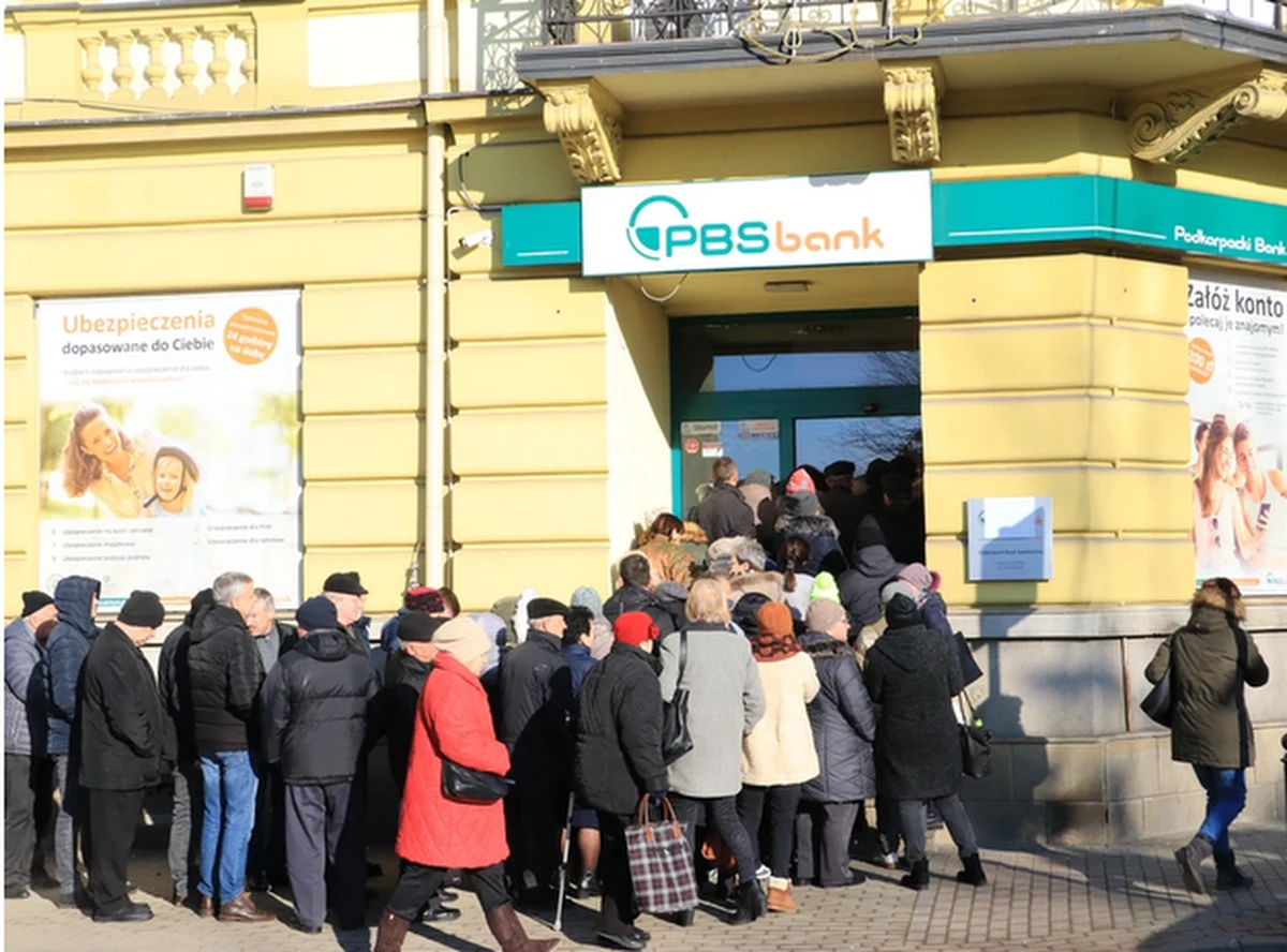 Prokuratura rejonowa w Sanoku wszczęła postępowanie sprawdzające dotyczące Podkarpackiego Banku Spółdzielczego. Placówka została zrestrukturyzowana przez Bankowy Fundusz Gwarancyjny. Miała 180 milionów złotych długu. 