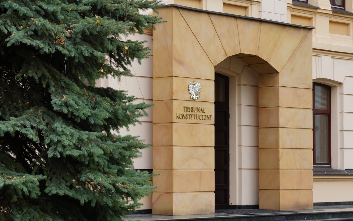 Marszałek Sejmu skierowała w środę do Trybunału Konstytucyjnego wniosek, który ma zablokować czwartkowe posiedzenie trzech izb Sądu Najwyższego, które mają zdecydować o statusie sędziów, powołanych na wniosek nowej KRS. To już trzeci sposób na uniemożliwienie posiedzenia sędziów SN, którzy mają zdecydować o statusie sędziów, opiniowanych przez obecną KRS. Także niekoniecznie skuteczny.