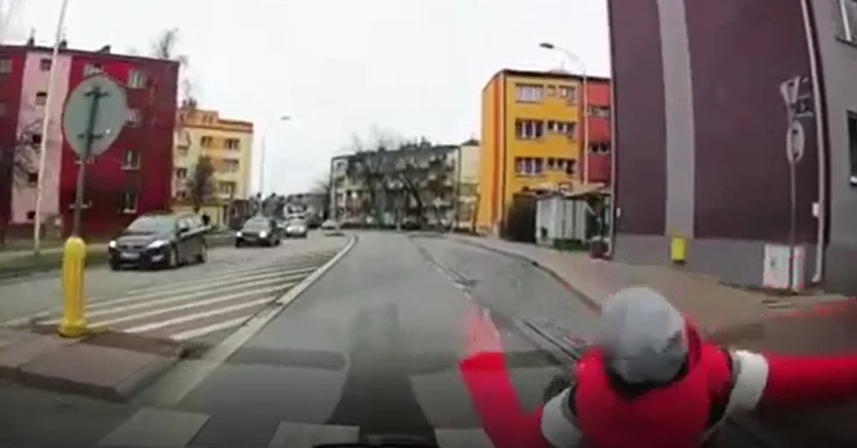 Policjanci z Ostrowca Świętokrzyskiego poszukują chłopca, który w ostatni poniedziałek został potrącony przez samochód. 