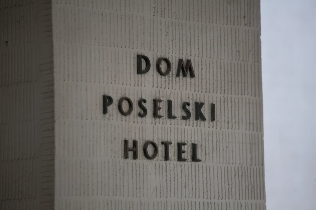 "Stan i warunki w Domu Poselskim odbiegają od współczesnych standardów. Dlatego Kancelaria Sejmu rozważa remont budynków za ok. 240 mln zł lub wybudowanie nowego obiektu za kwotę około 242 -285 mln zł" - powiedziała szefowa Kancelarii Sejmu Agnieszka Kaczmarska.