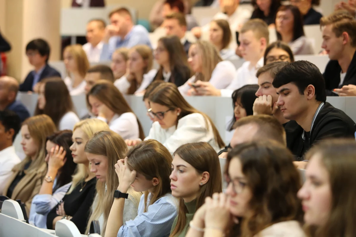 Kilkadziesiąt tysięcy studentów z całej Polski może w styczniu dostać stypendia z opóźnieniem. Ministerstwo Nauki i Szkolnictwa Wyższego dopiero na początku przyszłego tygodnia przeleje na uczelniane konta pieniądze na wypłaty. Placówki publiczne dostaną środki w poniedziałek 27 stycznia. Pozostałe uczelnie - dzień później.
