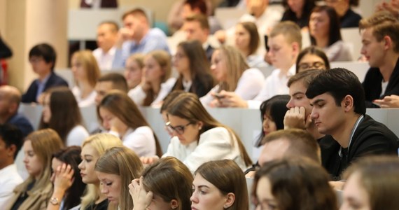 Kilkadziesiąt tysięcy studentów z całej Polski może w styczniu dostać stypendia z opóźnieniem. Ministerstwo Nauki i Szkolnictwa Wyższego dopiero na początku przyszłego tygodnia przeleje na uczelniane konta pieniądze na wypłaty. Placówki publiczne dostaną środki w poniedziałek 27 stycznia. Pozostałe uczelnie - dzień później.
