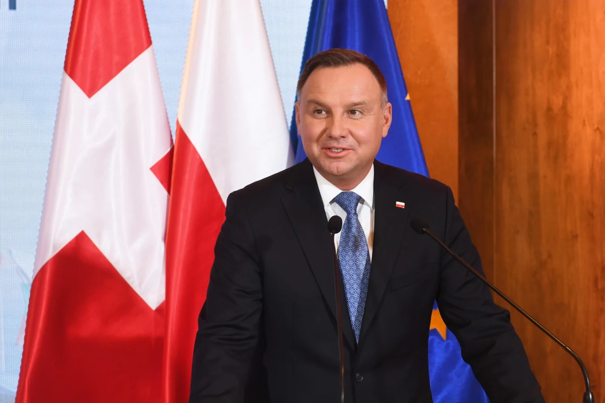 Jeśli wybory prezydenckie zostałyby przeprowadzona na początku stycznia - największe poparcie uzyskałby Andrzej Duda. Zagłosowałoby na niego 38 proc. respondentów deklarujących udziału w wyborach prezydenckich. Na drugim miejscu uplasowała się Małgorzata Kidawa-Błońska (PO) z 20 proc. poparcia - wynika z najnowszego sondażu Kantar.