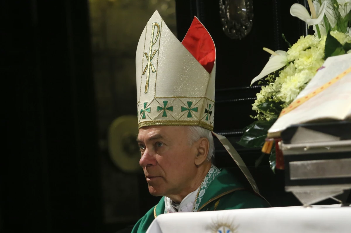 Sędziwemu i zasłużonemu arcybiskupowi za jego gorliwą posługę w Kazachstanie należą się wdzięczność i szacunek, a nie takie połajanki ze strony kościelnych urzędników. Jeżeli rzecznik episkopatu tak bardzo dba o prawdę, to kiedy wreszcie powie publicznie, kto i z jakich pobudek tuszował (i tuszuje nadal) skandale obyczajowe wywołane w Rzymie, Łomży i Poznaniu przez zmarłego niedawno abp. Juliusza Paetza? Przecież tuż po pogrzebie owego hierarchy arcybiskup poznański, a zarazem przewodniczący episkopatu, Stanisław Gądecki obiecywał prawdę i oczyszczenie.