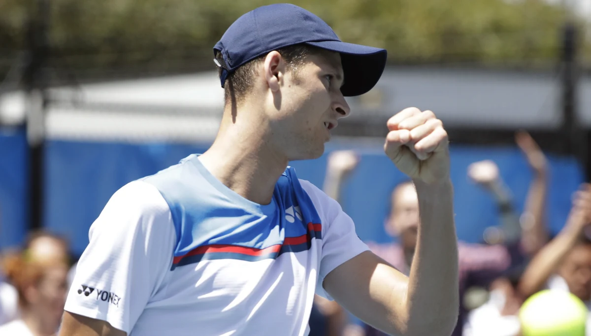 Mecze deblowe Huberta Hurkacza i Łukasza Kubota w wielkoszlemowym Australian Open zostały przełożone na piątek z powodu opóźnień wywołanych przez deszcz. 