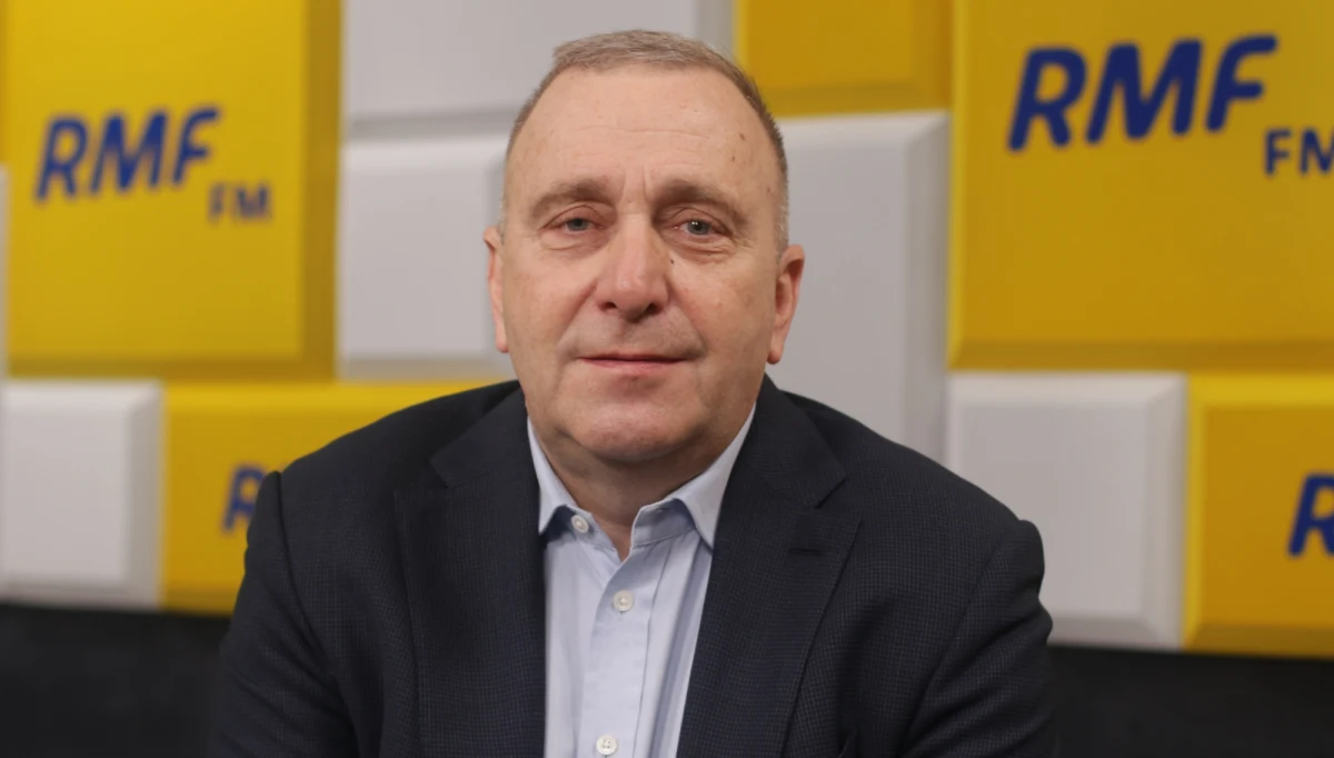 „Nie wiem, jak losy napiszą moją przyszłość. Jestem umówiony na rozmowę z przyszłym przewodniczącym PO po pierwszej lub drugiej turze (wyborów na szefa partii). Nie chcę przesądzać o swojej nowej roli” – mówił w Porannej rozmowie w RMF FM lider Platformy Obywatelskiej Grzegorz Schetyna. Podkreślił, że obecnie najważniejsze jest, by podsumować ostatnie cztery lata. „Przeszliśmy przez trudny czas jako Platforma Obywatelska” – powiedział. Schetyna dodał także, że jego zdaniem Tomasz Siemoniak jest lepszym kandydatem na szefa partii niż Borys Budka. „Uważam, że ma więcej doświadczenia państwowego, instytucjonalnego, które byłoby w tej sprawie ważne” – mówił. Pytany o swoją krytyczną opinię o Siemoniaku sprzed lat lider PO przyznał, że jego partyjny kolega „zrobił ogromny progres”. Schetyna został także zapytany o Światowe Forum Holokaustu w Yad Vashem - jego zdaniem "testowana jest pozycja Polski i to, w jaki sposób jesteśmy w stanie zmobilizować międzynarodową opinię publiczną, żeby bronić pamięci historycznej".