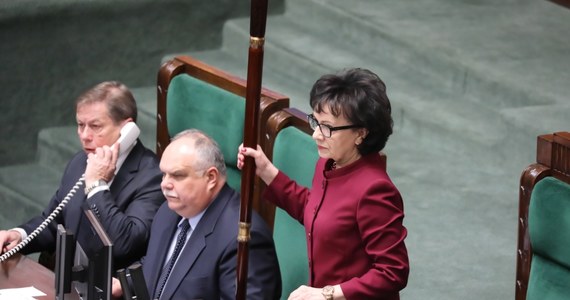 „W ocenie marszałka Sejmu Sąd Najwyższy zmierza do wydania abstrakcyjnej uchwały, pozwalającej ingerować władzy sądowniczej w kompetencje Prezydenta, a to daje podstawy do przyjęcia, że między tymi organami wystąpił spór kompetencyjny” - tak marszałek Sejmu Elżbieta Witek wyjaśnia złożony w Trybunale Konstytucyjnym wniosek, zmierzający do zablokowania dzisiejszego posiedzenia Sądu Najwyższego. Na stronie RMF24.pl jako pierwsi publikujemy dziś treść wniosku, który trafił do Trybunału. 