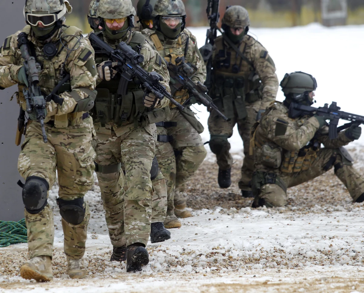 W ciężkim stanie jest komandos postrzelony podczas ćwiczeń na strzelnicy w podwarszawskim Legionowie - dowiedział się reporter RMF FM Krzysztof Zasada. Żołnierz został raniony w brzuch, przeszedł operację. Prokuratura wszczęła już śledztwo w tej sprawie.