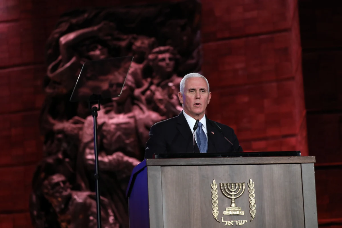 Wiceprezydent USA Mike Pence powiedział na Światowym Forum Holokaustu w Jerozolimie, że wszystkie kraje muszą przeciwstawić się "nikczemnej fali antysemityzmu" ogarniającej świat i wskazał na Iran jako głównego sprawcę.