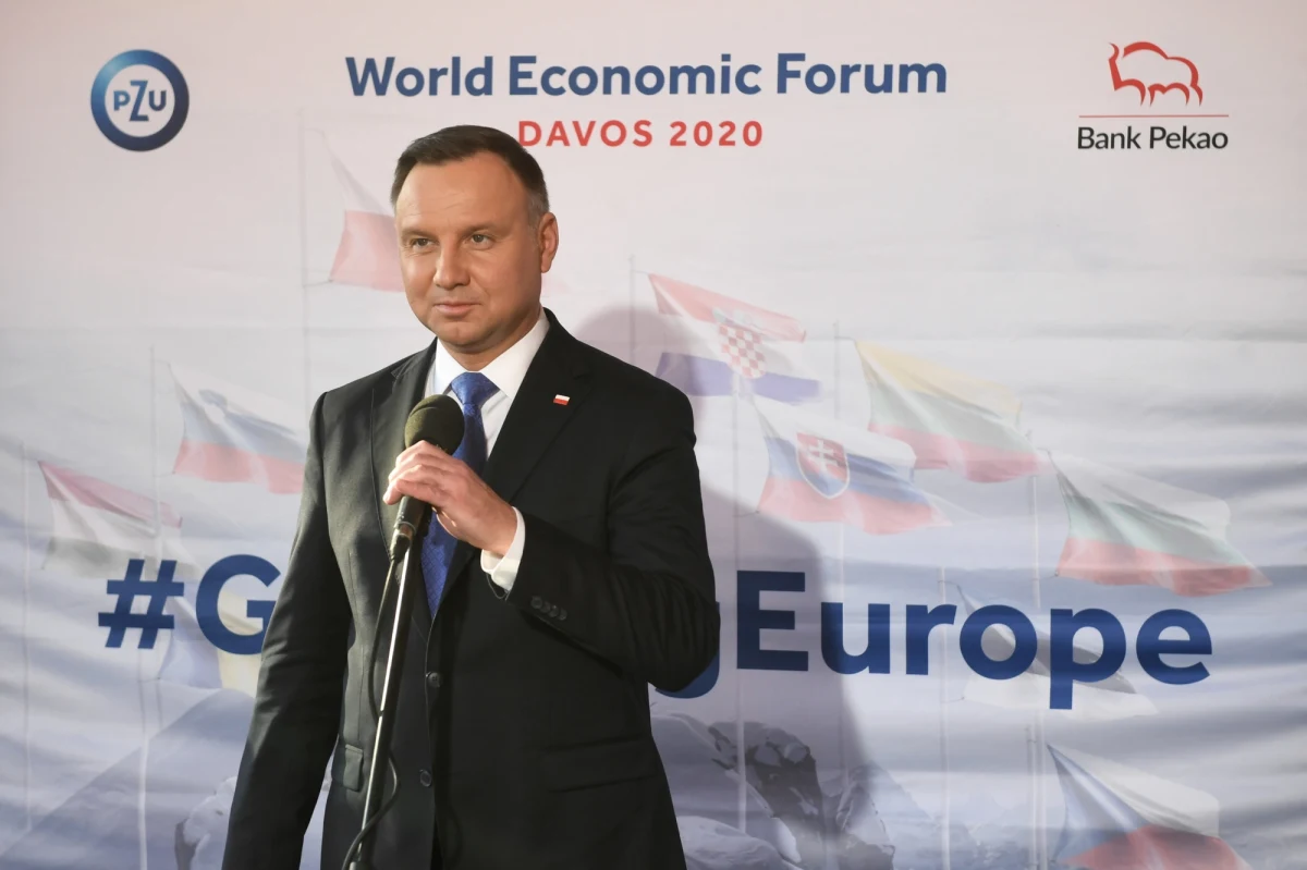 "Podjąłem słuszną decyzję, nie biorąc udziału w Światowym Forum Holocaustu w Jerozolimie, bo nie powinniśmy autoryzować zafałszowanego przekazu historycznego, przedstawionego przez organizatorów" - powiedział przebywający w Davos prezydent Andrzej Duda.