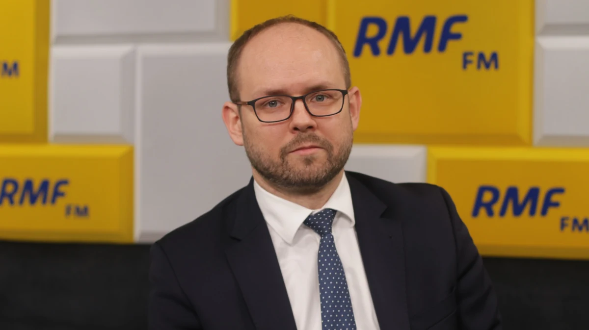 "Nie zaskoczył mnie Władimir Putin" - tak o dzisiejszym wystąpieniu rosyjskiego prezydenta na Światowym Forum Holokaustu mówił w Popołudniowej rozmowie w RMF FM Marcin Przydacz. Zdaniem wiceministra spraw zagranicznych jasne było, że Putin będzie promował swoją wizję historii, wydarzeń wokół II wojny światowej, "gloryfikując rolę Armii Czerwonej, a pomijając te elementy historii, które nie są mu wygodne". "Nie spodziewałem się tu konkretnych odwołań do Polski, w tym sensie nie jestem zaskoczony" – dodawał gość Marcina Zaborskiego. "Konsekwentnie będziemy promować naszą narrację. Najbliższą okazją będą uroczystości w muzeum Auschwitz 27 stycznia" - zaznaczył. 