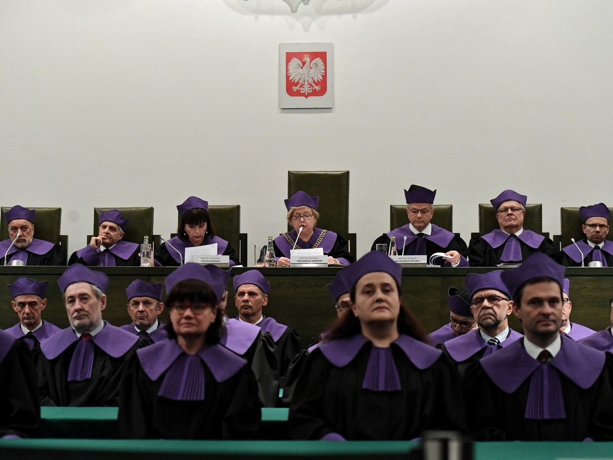 Sędziowie wskazani przez nową Krajową Radę Sądownictwa są nieuprawnieni do orzekania - wskazał Sąd Najwyższy. "Nienależyta obsada sądu występuje wtedy, gdy w składzie sądu bierze udział osoba wyłoniona na sędziego przez KRS w obecnym składzie" - podał SN.