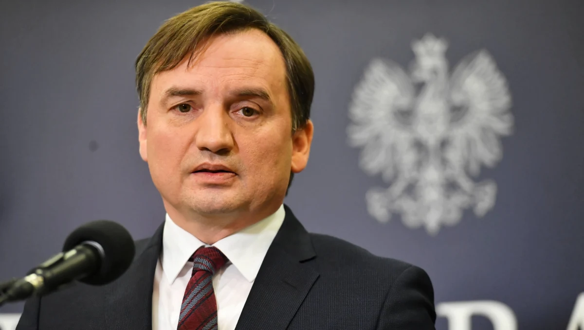 „Uchwała Sądu Najwyższego została wydana z rażącym naruszeniem prawa” – tak w oświadczeniu napisało Ministerstwo Sprawiedliwości. Przypomnijmy, że trzy izby Sądu Najwyższego orzekli, że sędziowie wskazani przez nową Krajową Radę Sądownictwa są nieuprawnieni do orzekania. 