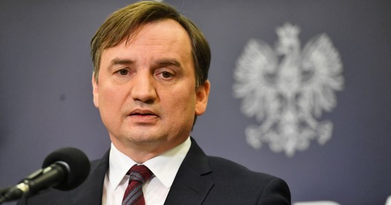 „Uchwała Sądu Najwyższego została wydana z rażącym naruszeniem prawa” – tak w oświadczeniu napisało Ministerstwo Sprawiedliwości. Przypomnijmy, że trzy izby Sądu Najwyższego orzekli, że sędziowie wskazani przez nową Krajową Radę Sądownictwa są nieuprawnieni do orzekania. 