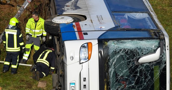 Dwoje dzieci zginęło, a 20 innych zostało rannych, w tym pięcioro ciężko, w wypadku autobusu szkolnego w miejscowości Berka niedaleko Eisenach w niemieckim kraju związkowym Turyngia - poinformowała policja.