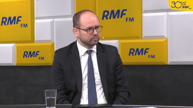 "Nie zaskoczył mnie Władimir Putin" - tak o dzisiejszym wystąpieniu rosyjskiego prezydenta na Światowym Forum Holokaustu mówił w Popołudniowej rozmowie w RMF FM Marcin Przydacz. Zdaniem wiceministra spraw zagranicznych jasne było, że Putin będzie promował swoją wizję historii, wydarzeń wokół II wojny światowej, "gloryfikując rolę Armii Czerwonej, a pomijając te elementy historii, które nie są mu wygodne". "Nie spodziewałem się tu konkretnych odwołań do Polski, w tym sensie nie jestem zaskoczony" – dodawał gość Marcina Zaborskiego. "Konsekwentnie będziemy promować naszą narrację. Najbliższą okazją będą uroczystości w muzeum Auschwitz 27 stycznia" - zaznaczył.