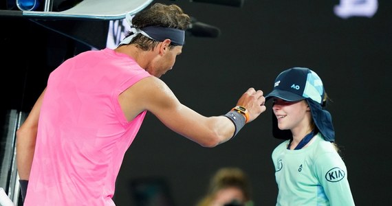 Rafael Nadal przeprosił dziewczynkę, którą uderzył przypadkowo piłką podczas meczu drugiej rundy Australian Open. Nagranie, gdy przerywa mecz, by porozmawiać z dziewczynką i ją całuje w policzek obiegło internet. Po zdarzeniu spotkał się z Anitą i dał jej prezent.