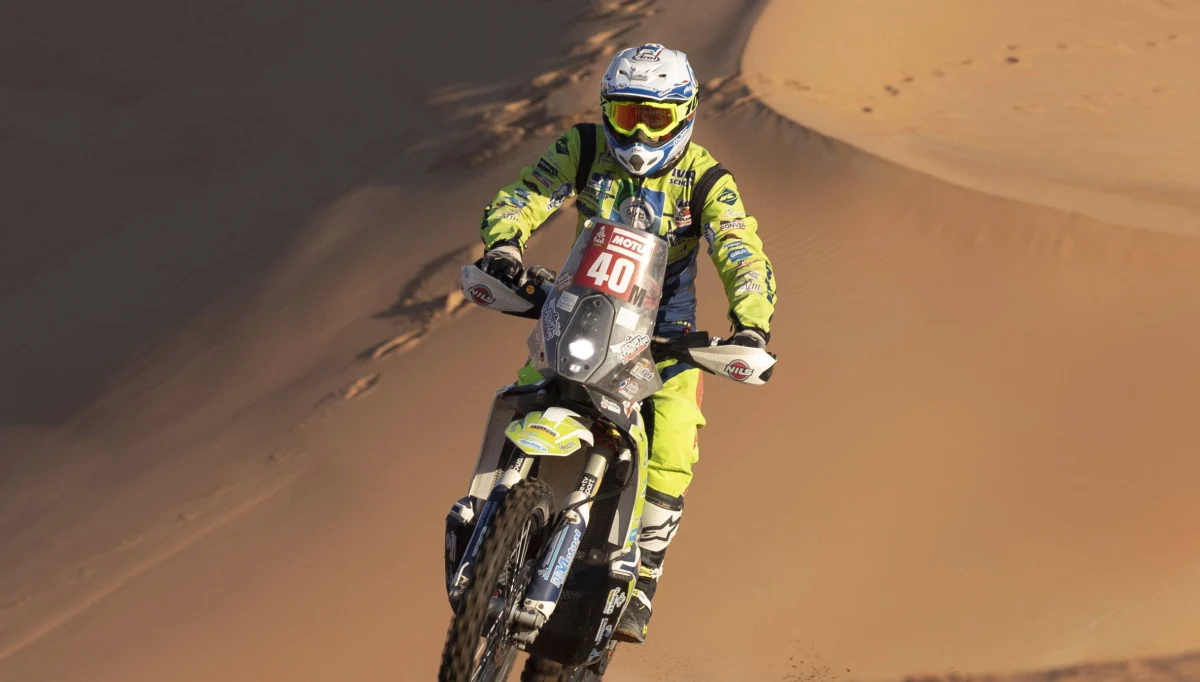 Motocyklista Edwin Straver zmarł w szpitalu na skutek obrażeń odniesionych podczas wypadku w tegorocznym Rajdzie Dakar w Arabii Saudyjskiej. 48-letni Holender jest drugą ofiarą tej edycji - na trasie zginął Portugalczyk Paulo Goncalves.