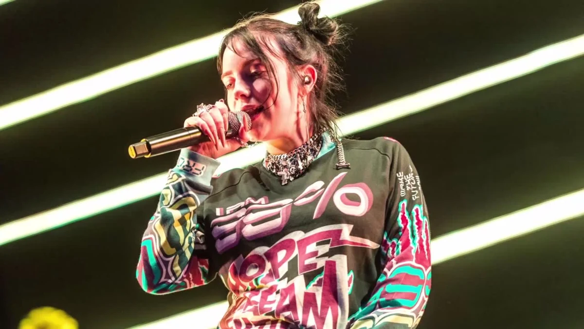 Billie Eilish poważnie miała myśli samobójcze w 2018 roku. Czuła się przytłoczona nagłą sławą. Przez nią straciła przyjaciół i dopadła ją depresja. „Byłam bardzo nieszczęśliwa i smutna” - wspominała wokalistka. Opowiedziała też o momencie, gdy poczuła, że chce coś sobie zrobić. Młodziutka gwiazda była wtedy sama w berlińskim hotelu. Ostatecznie nie zdecydowała się na taki krok ze względu na swoją matkę.