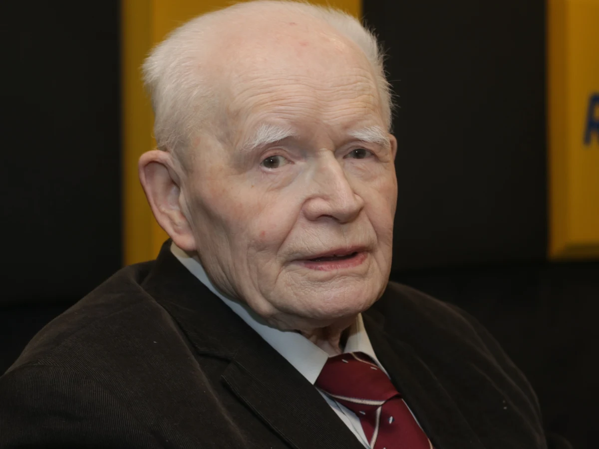 "Pan minister wzbogacił swój język o kilka przymiotników, ale to nie zmienia sytuacji. Przecież nie pan minister Ziobro decyduje, co jest orzeczeniem sądowym, a co nie. Tego zrobić nie może. I dlatego dla mnie jest dość kuriozalne, jeżeli chce się wypowiadać w tym przedmiocie" - mówił w rozmowie z RMF FM prof. Adam Strzembosz. 